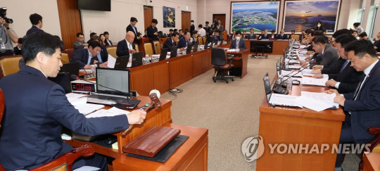 김민기 국회 국토교통위원장이 지난 5월 24일 오전 서울 여의도 국회에서 열린 국토교통위원회 전체회의에서 의사봉을 두드리고 있다.<연합뉴스>